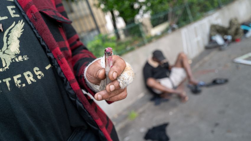 Öntudatlan drogosok és fecskendők Párizs kerületeiben
