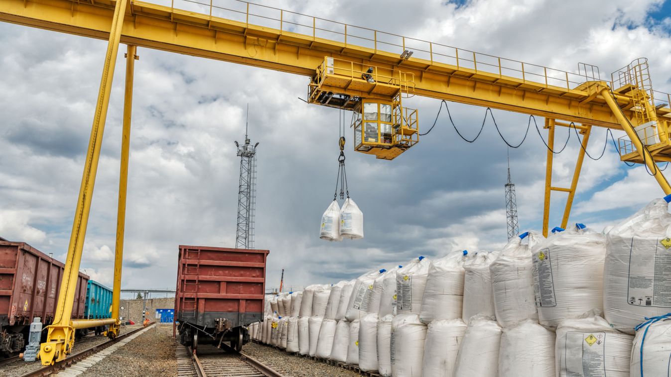 Cargo,Crane,Lifts,Two,Large,Bags,Of,Ammonium,Nitrate.,Big