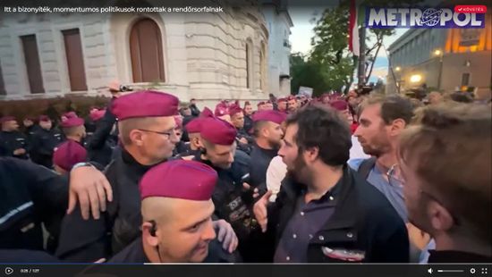 Itt a videóbizonyíték: balliberális politikusok rontottak a rendőrökre