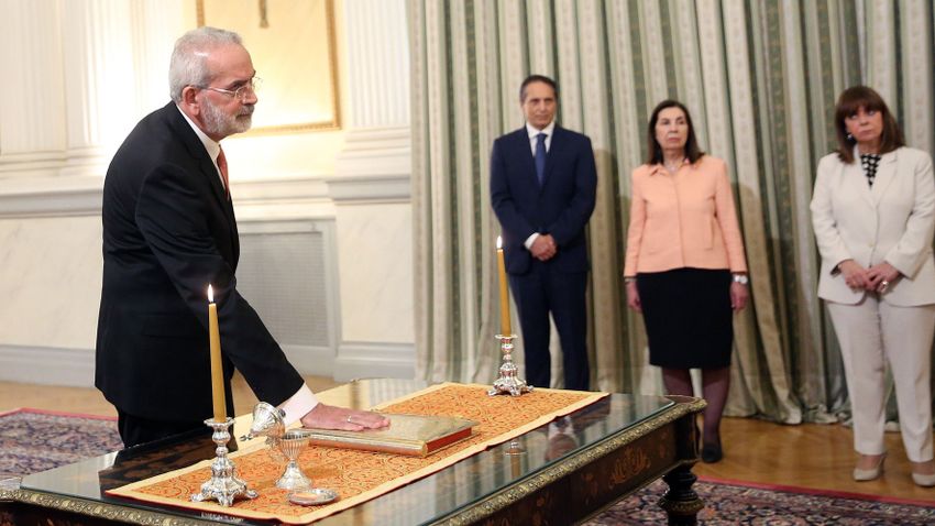 Letette hivatali esküjét a görög ideiglenes miniszterelnök