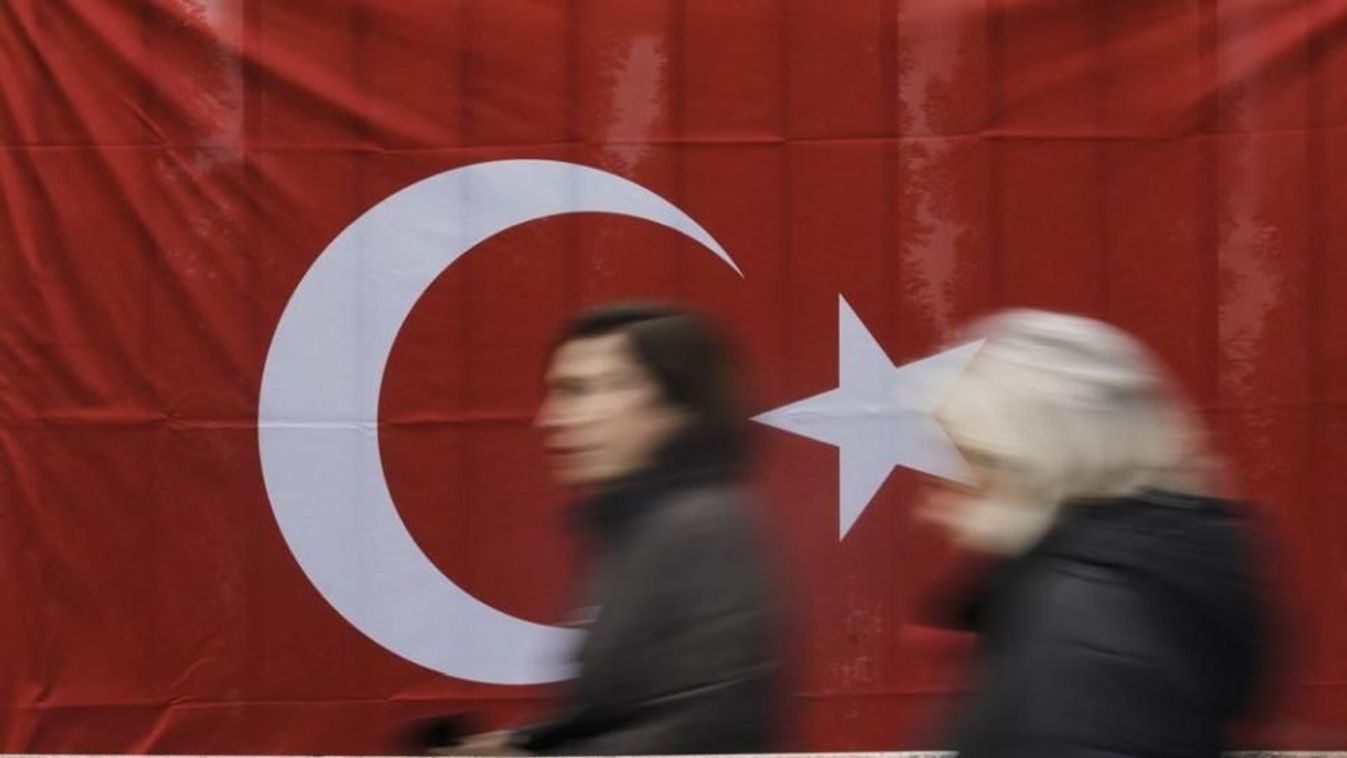 Németországban élő török állampolgárok érkeznek a török konzulátus szavazóhelyiségébe, hogy leadják szavazatukat a török parlamenti és elnökválasztáson Berlinben, Németországban, 2023. április 27-én. (Fotó: Markus Schreiber / AP)