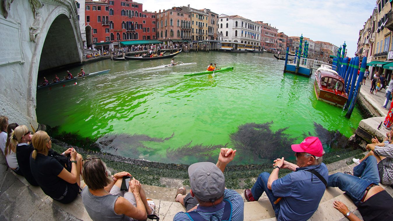 Zöldes színben fluoreszkált vasárnap Velence fő csatornájának, a Canal Grandénak a vize a Rialto híd közelében, a hatóságok vizsgálatot indítottak a jelenség okának felderítésére, 2023.05.28-án. (Fotó: STRINGER / ANSA / AFP)