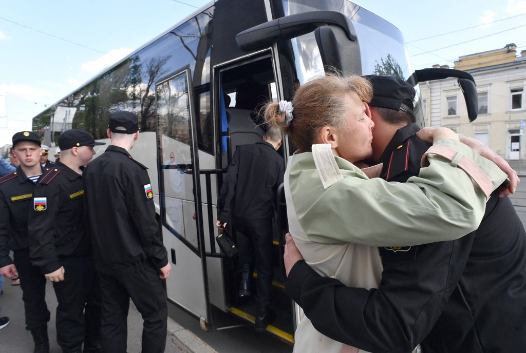 Bevonuló orosz sorkatonák búcsúzkodnak szeretteiktől Szentpéterváron, május 23. Fotó: AFP/Olga Maltseva