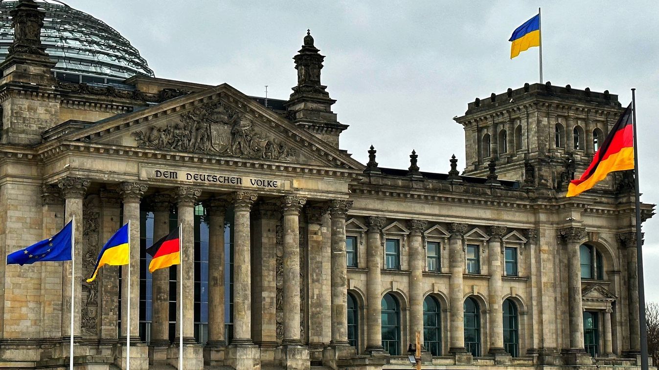 A német parlament épületén a német zászló mellett az ukrán is lobog, 2023.02.24-én. (Fotó: Sebastian Fischer / Twitter)