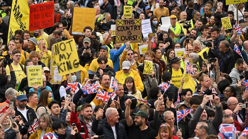 One by one the anti-monarchy protesters were captured in London + video