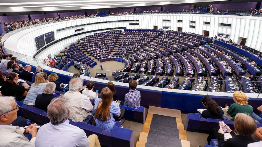 Magabiztosan tör előre a jobboldal az uniós választásokhoz közeledve Magabiztosan tör előre a jobboldal az uniós választásokhoz közeledve