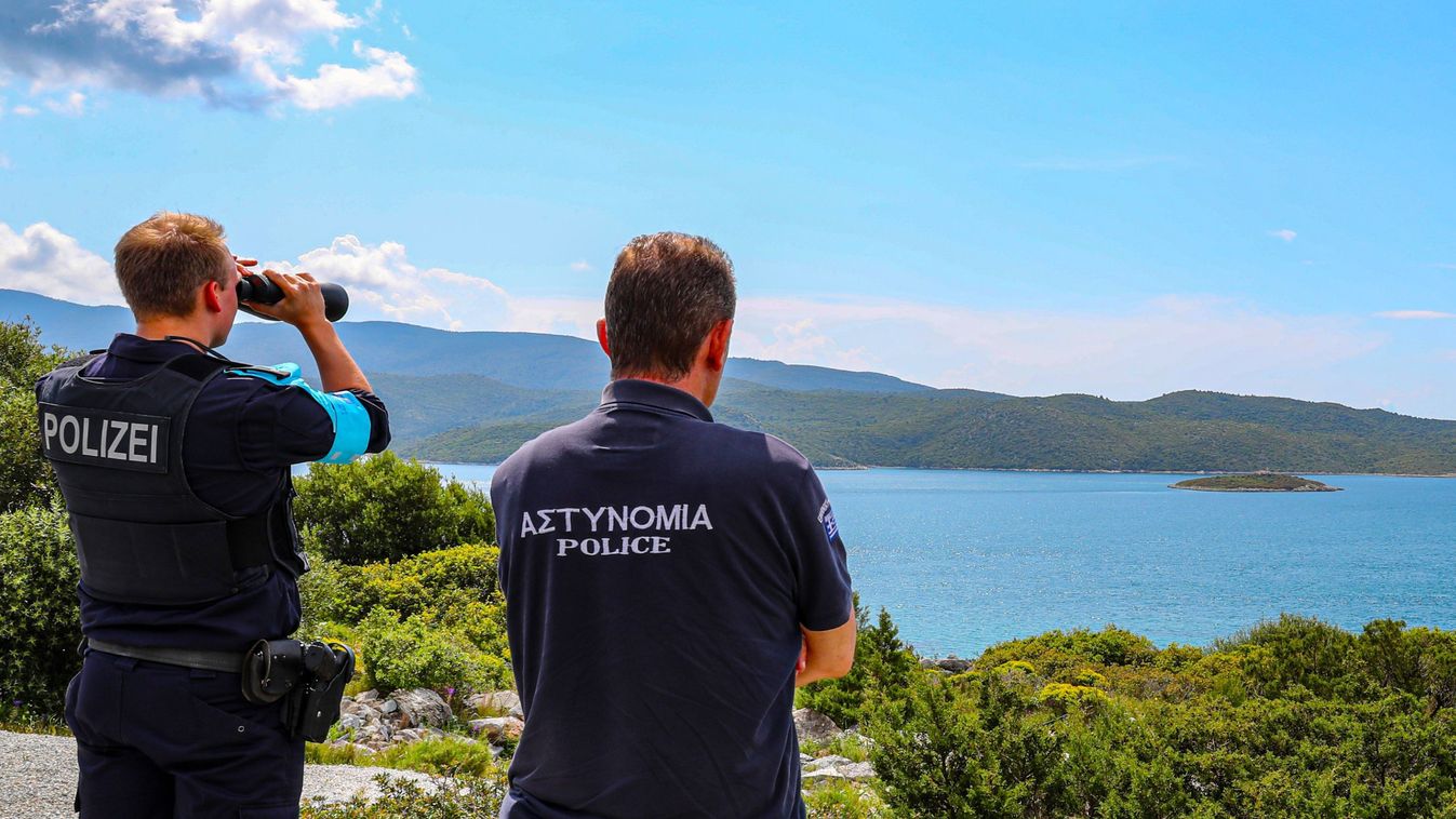 Az Európai Határ- és Partvédelmi Ügynökség (Frontex) munkatársa és egy görög rendőr figyeli a mediterrán ország partszakaszát, 2020.03.02-án. (Fotó: Frontex / Twitter)