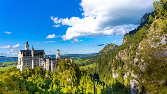 Szakadékba löktek két turistalányt a Neuschwanstein kastélynál Bajorországban