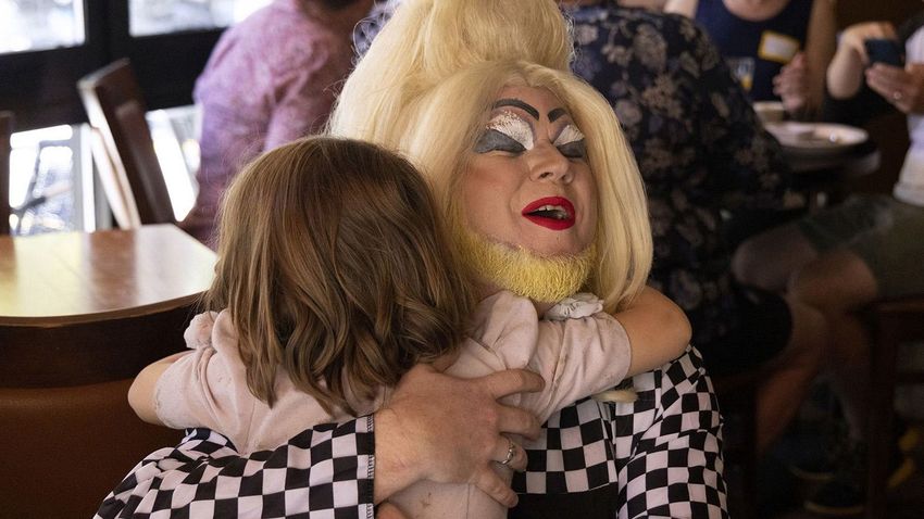 Transzvesztiták tartanának felolvasást gyerekeknek