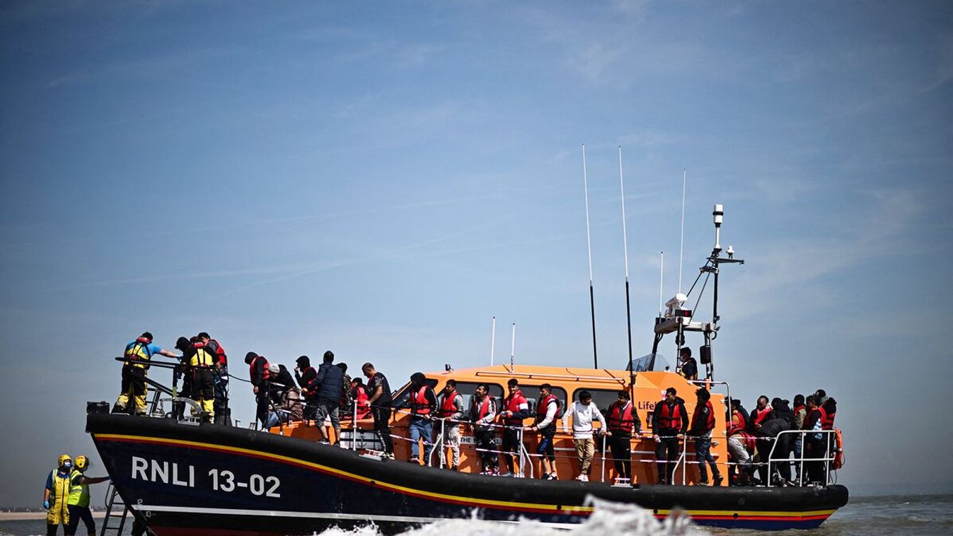 Illegális migránsok keltek át a La Manche-csatornán, hogy eljussanak az Egyesült Királyságba, 2022.06.15-én. (Fotó: Ben Stansall / AFP / Getty Images)
