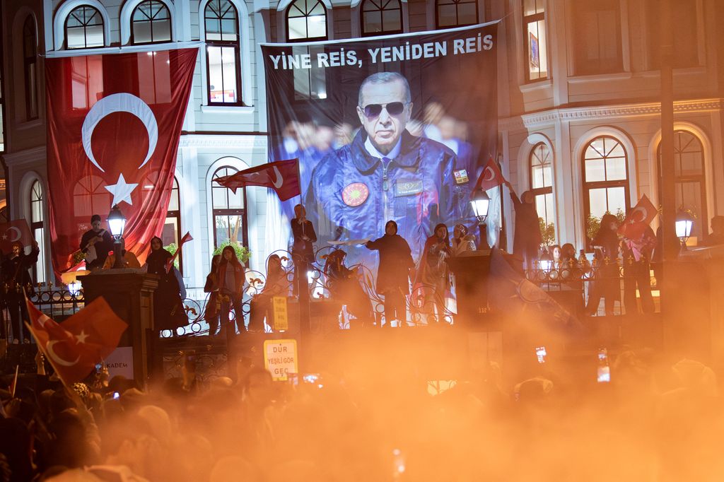 Recep Tayyip Erdogan hívei ünneplik a török elnök választási győzelmét Isztambulban, május 28. (Fotó: AFP/Umit Turhan Coskun)