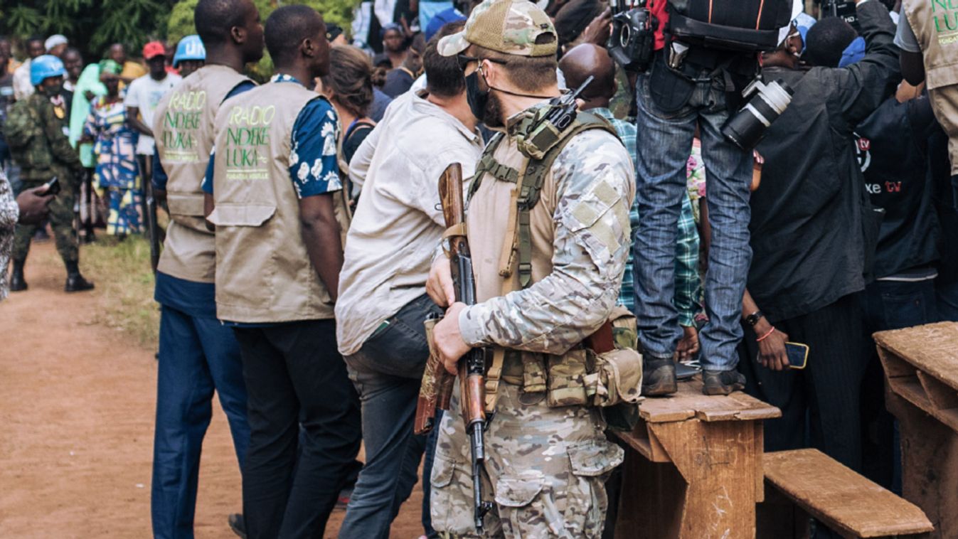 Orosz fegyveresek a Közép-afrikai Köztársaság fővárosában biztosítják a 2020-as választásokat. (Fotó: AFP / Alexis Huguet)