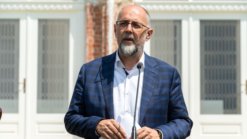 A román belpolitikai szélsőségekre figyelmeztet az erdélyi képviselet elnöke
