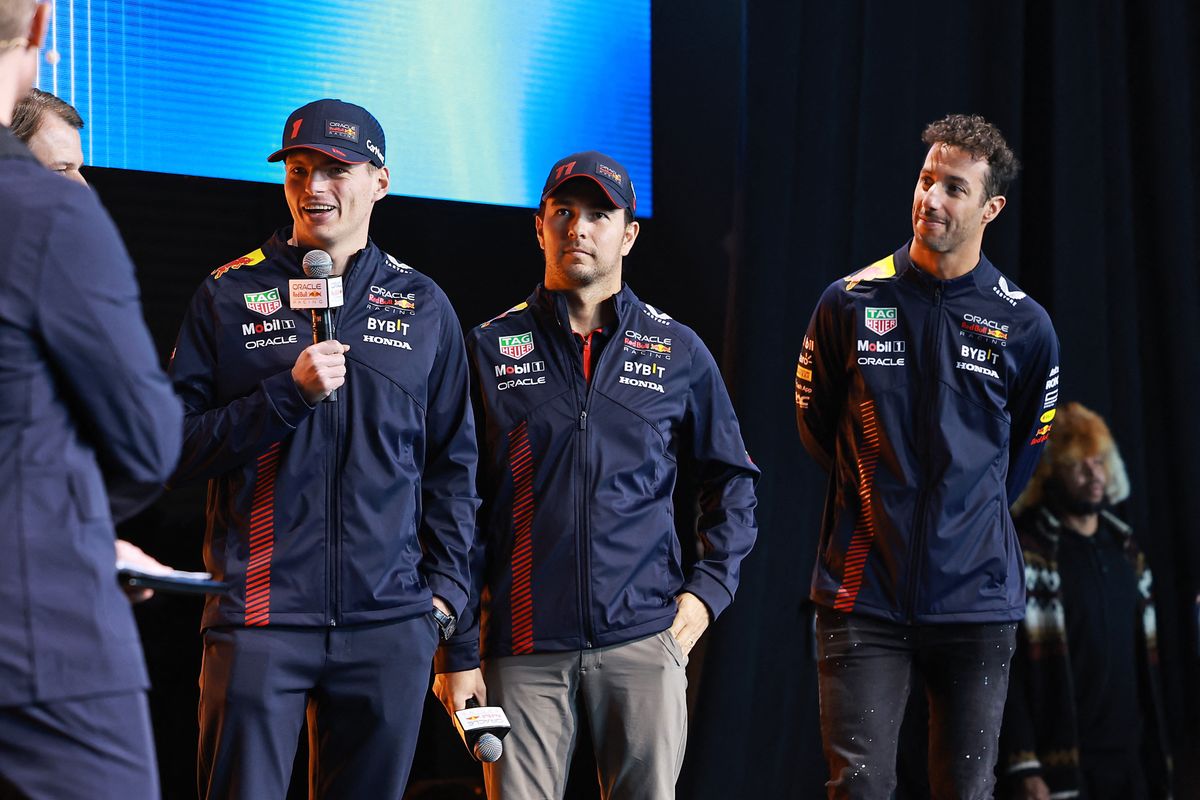 Verstappen (balra) marad, de Pérez (középen) ülését idővel Ricciardo kapja meg?