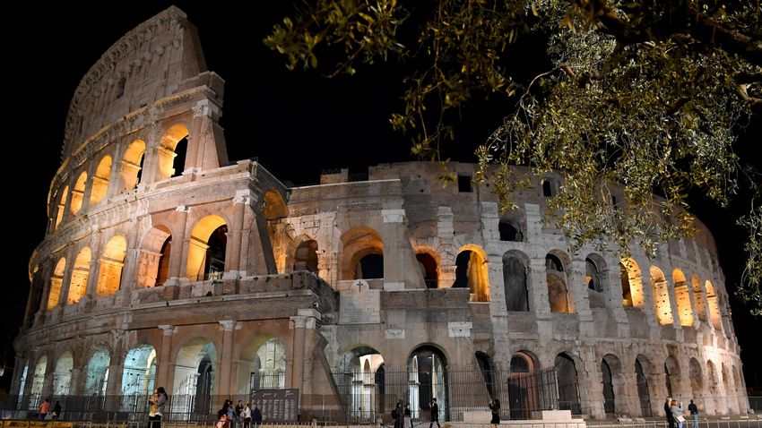 Megrongálta egy turista a római Colosseumot, keresi a rendőrség + videó Megrongálta egy turista a római Colosseumot, keresi a rendőrség + videó