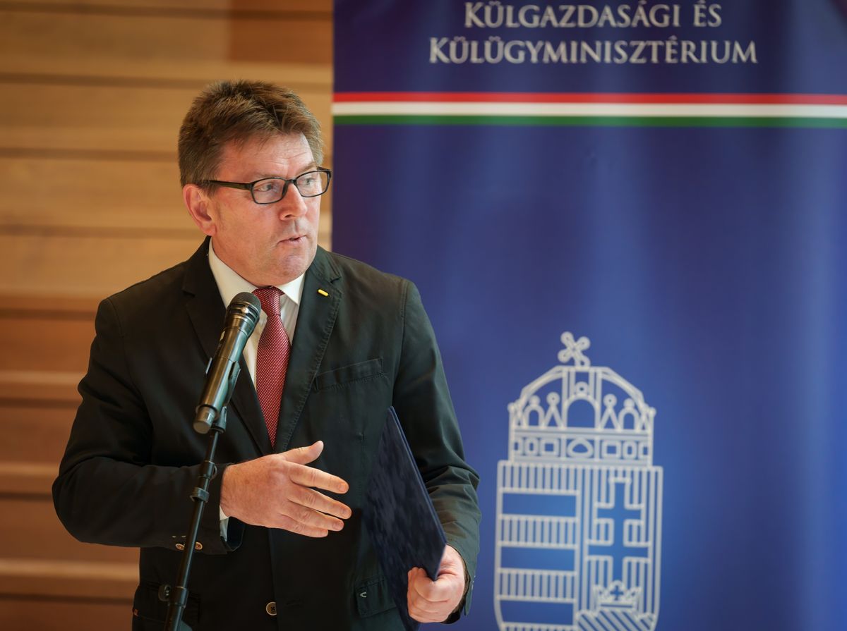 Lengyel Miklós a KKM helyettes államtitkára a Glassification.hu kiállítás megnyitóján 