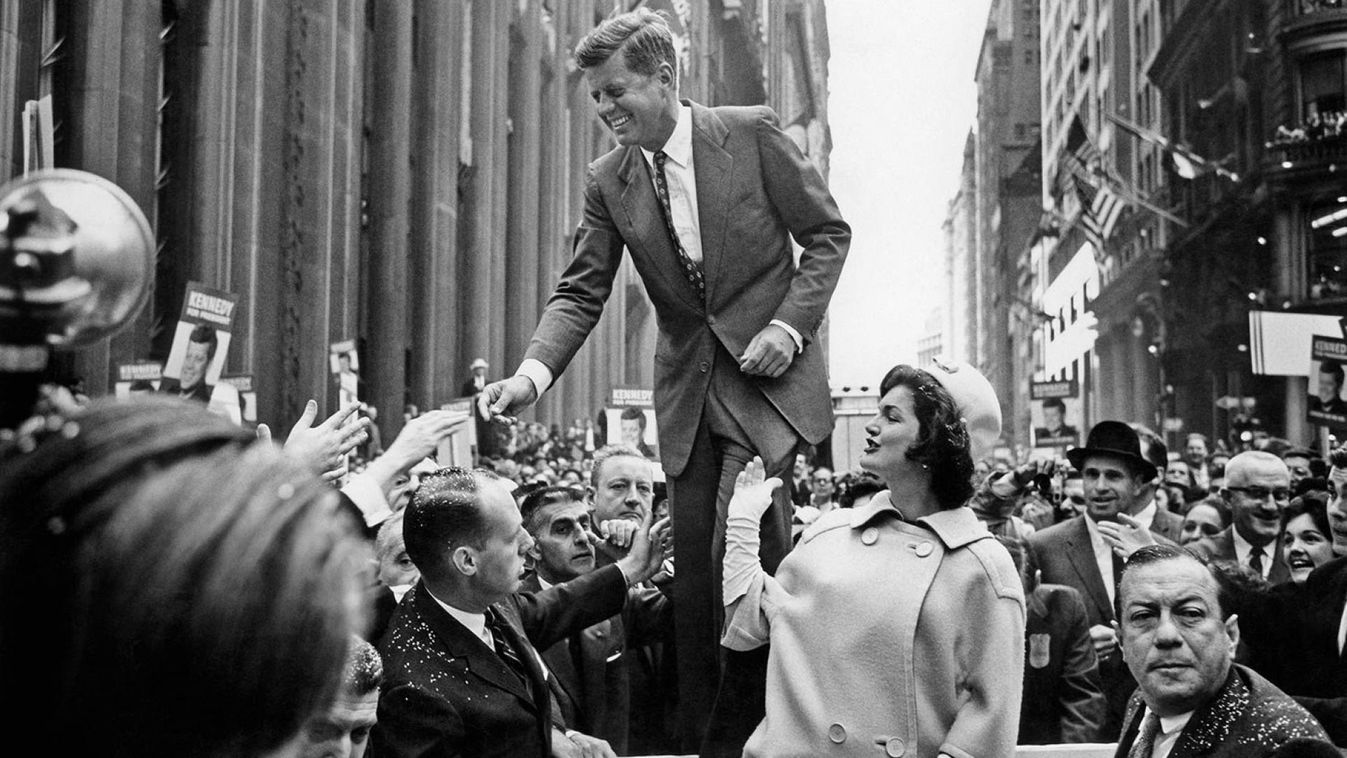 John F. Kennedy, az Egyesült Államok 35. elnöke, akit 1963-ban Dallasban gyilkoltak meg, elnökválasztási kampányt folytat 1960-ban. (Fotó: Anooshirvan Miandji / Twitter)