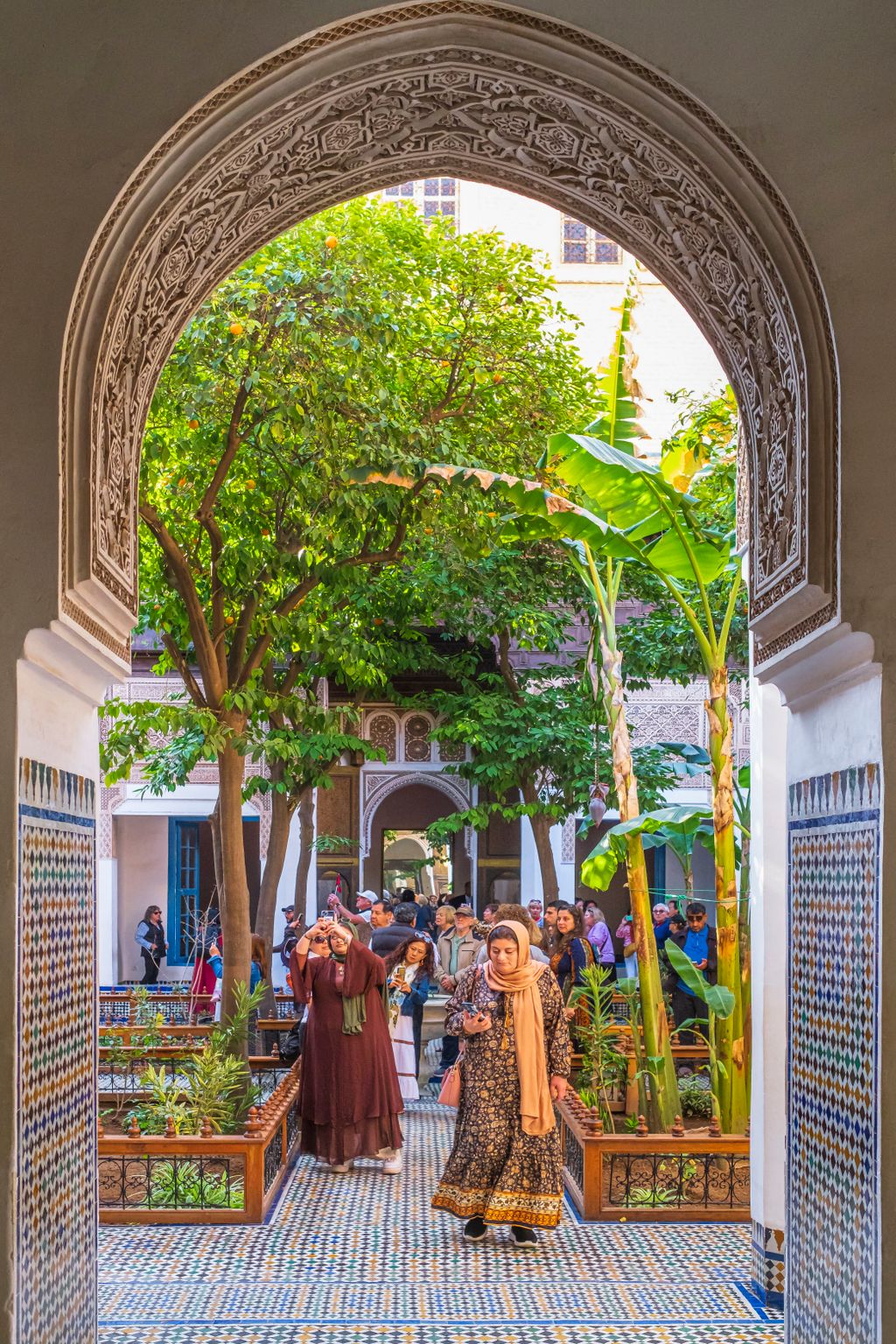 A marrákesi Bahia-palota egyik díszes kapuja.