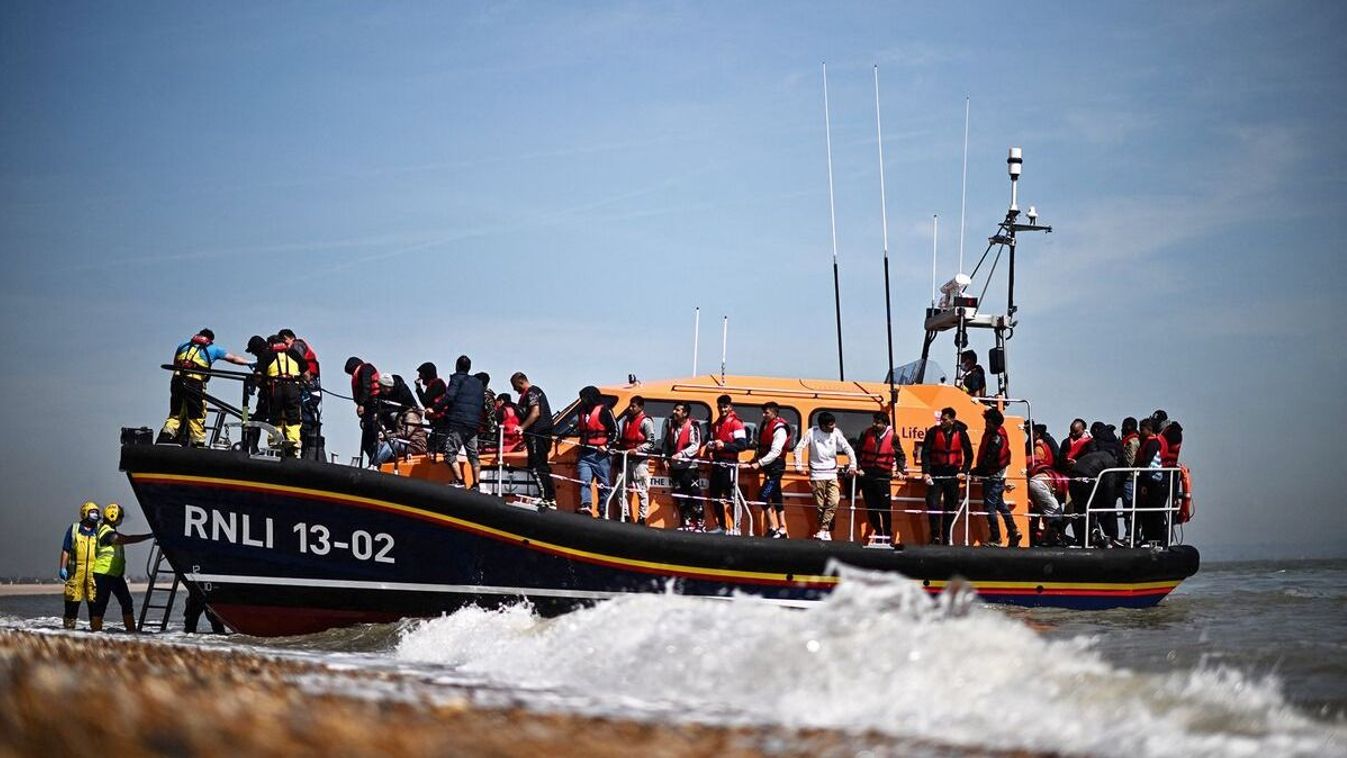 Illegális migránsok keltek át a La Manche-csatornán, hogy eljussanak az Egyesült Királyságba, 2022.06.15-én. (Fotó: Ben Stansall / AFP / Getty Images)