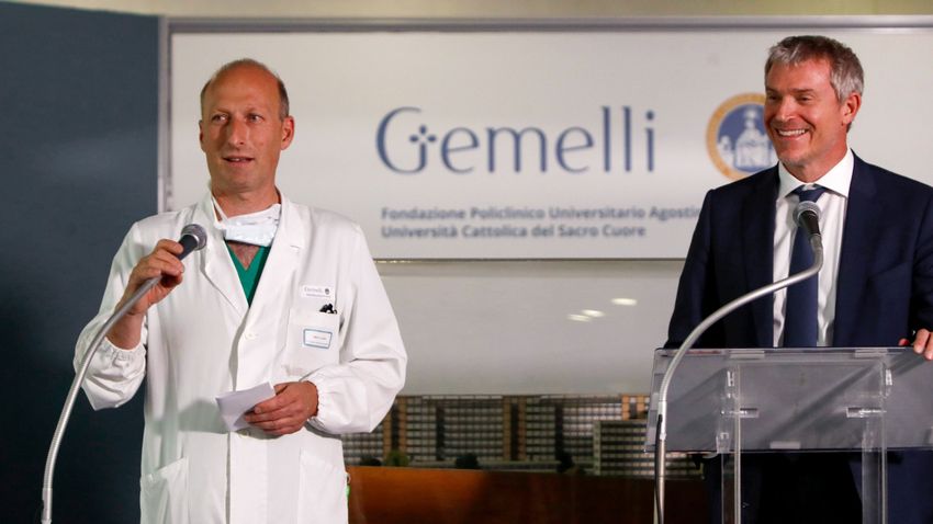 Kedves üzenetet kapott Ferenc pápa a kórházban egy kisfiútól, akit tavaly keresztelt meg