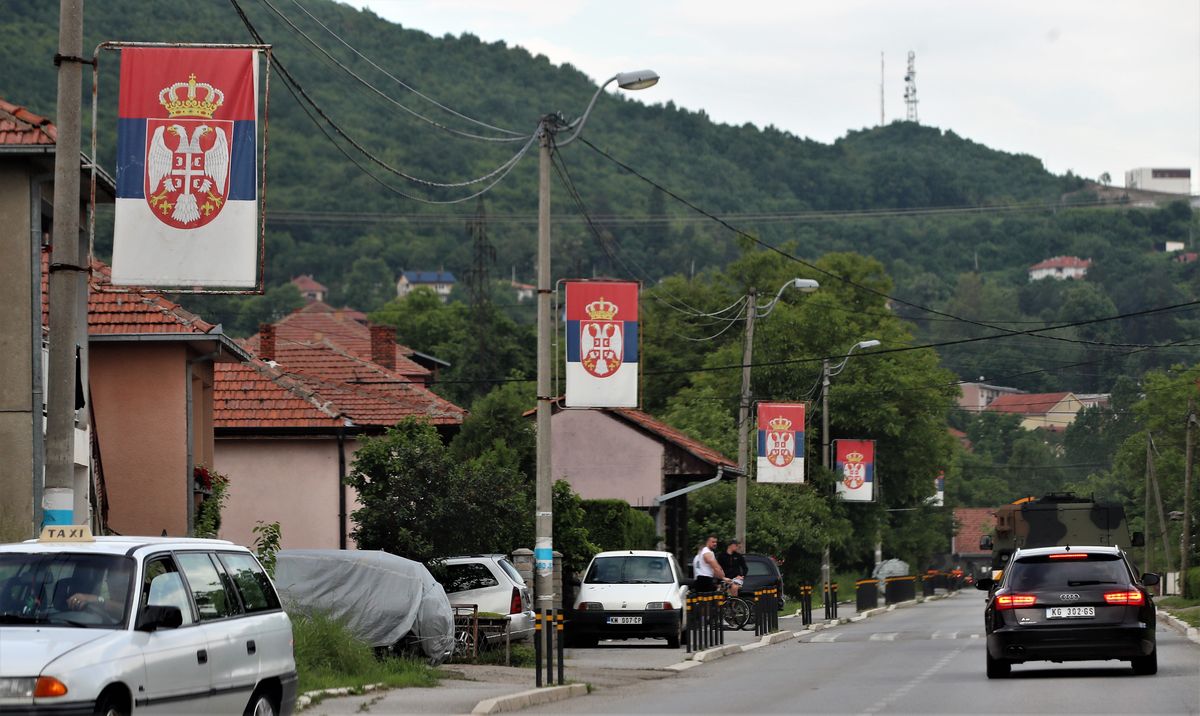 Koszovó - szerb zászlók