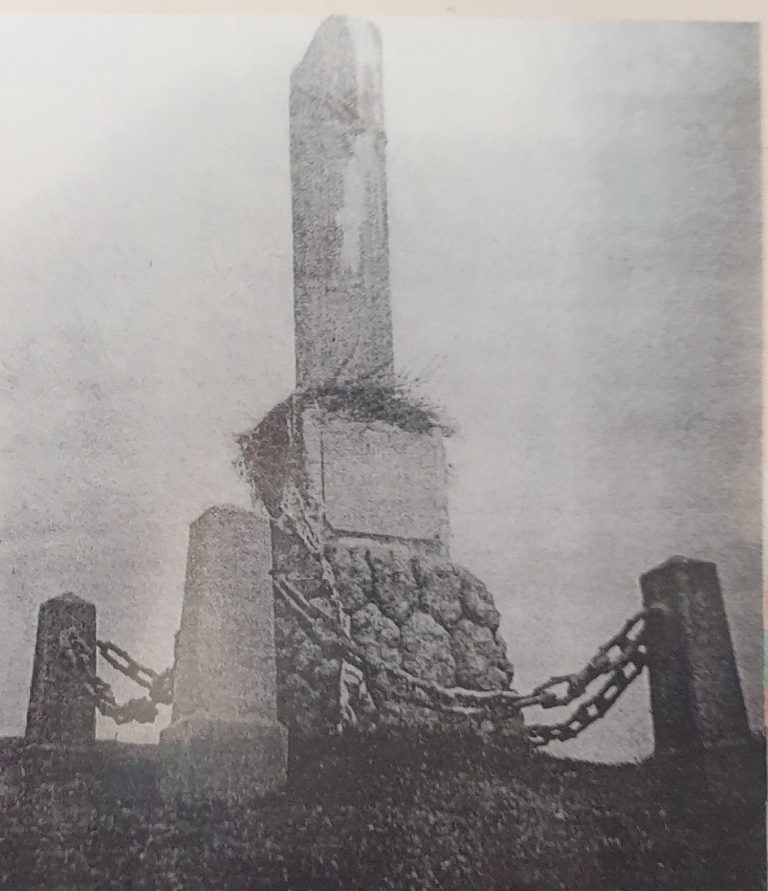 Az eredeti, 1851-ben felállított emlékművet 1918-ban döntötték le cseh legionáriusok