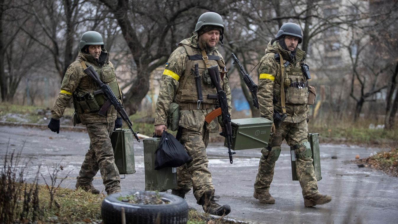Ukrán katonák talpig fegyverben. (Fotó: Andy Vermaut / Twitter)