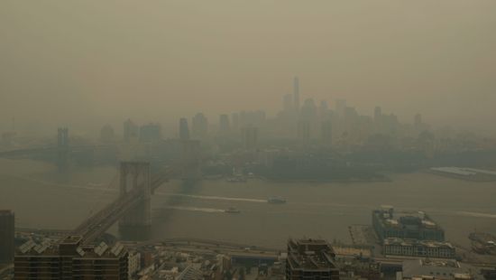 Már a légiforgalmat is érinti a New Yorkot ellepő füstköd +videó
