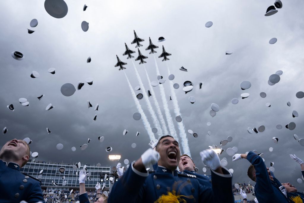 Az amerikai légierő kadétjainak diplomaosztó ünnepsége Colorado Springsnél, június 1. (Fotó: AFP/Brendan Smialowski)