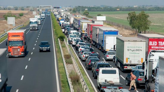 Teljesen lezárták az M1-es autópályát Ausztria irányba