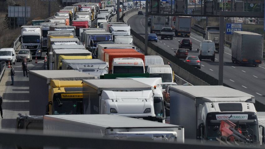 Baleset történt az M3-ason, több mint 10 kilométeres Budapest felé