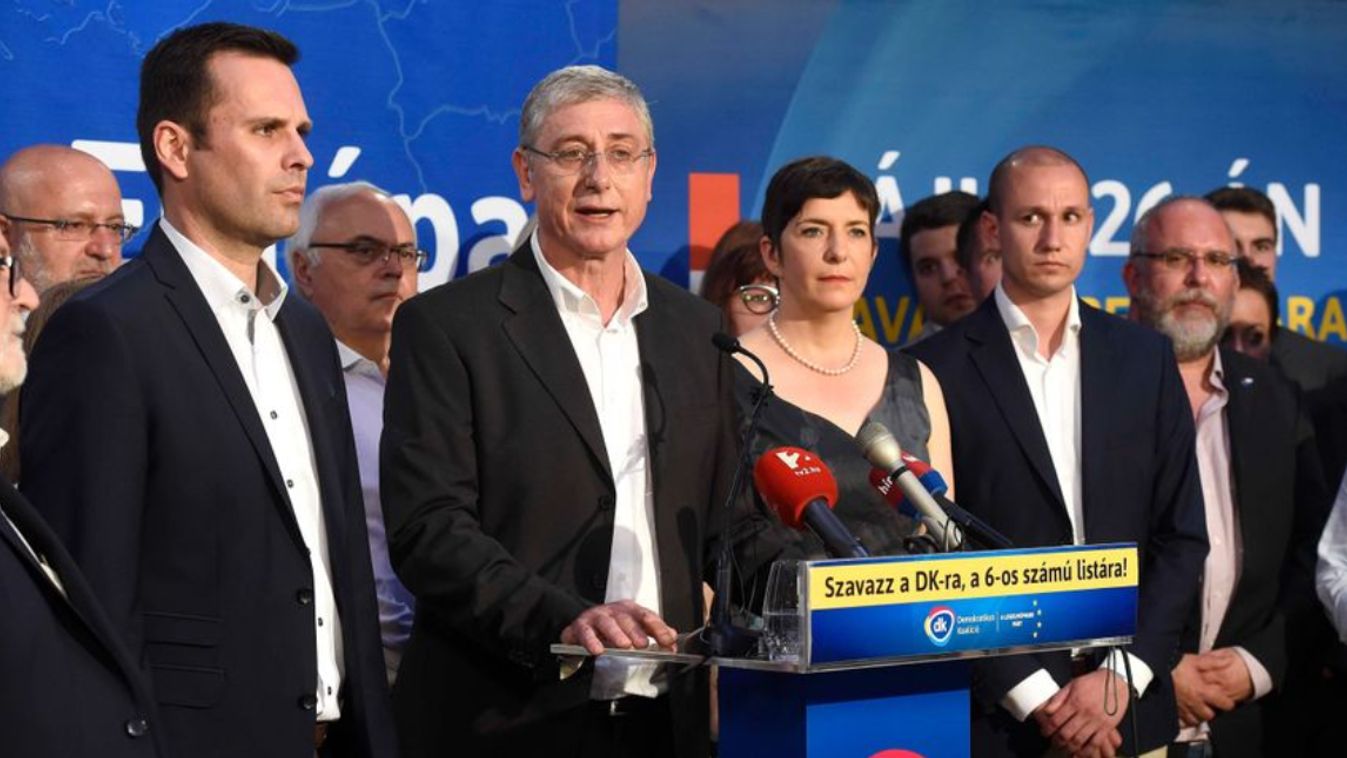 Gyurcsány Ferenc, a Demokratikus Koalíció (DK) elnöke (k), felesége, Dobrev Klára, a DK EP-listavezetője, Molnár Csaba (b) és Rónai Sándor (j2) a párt mandátumot szerzett képviselői a DK eredményváró rendezvényén 2019. május 26-án