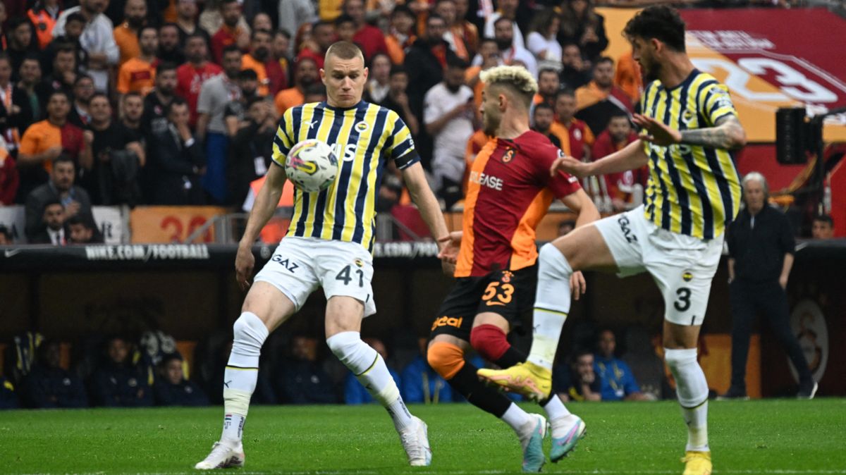 Galatasaray v Fenerbahce - Turkish Super Lig