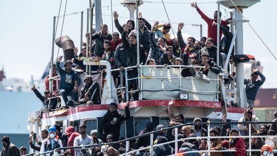 Több száz migránst tettek partra az olasz Lampedusa szigetén