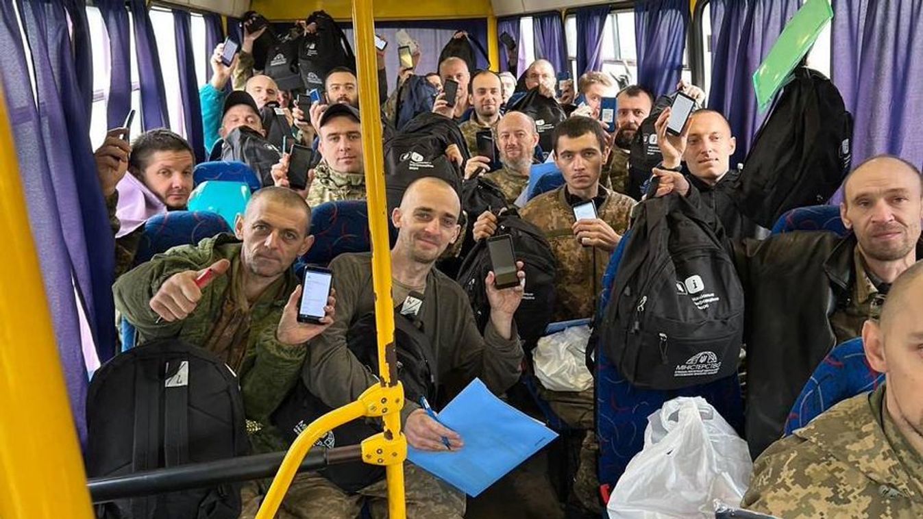 Az orosz ortodox egyház tizenegy ukrán katonai hadifoglyot adott át Magyarországnak. Ám amíg őket hazánk szabad embereknek, egyes ukrán források „magyar őrizet alatt álló” személyeknek nyilvánította. (Fotó: PointlessWar / Twitter)