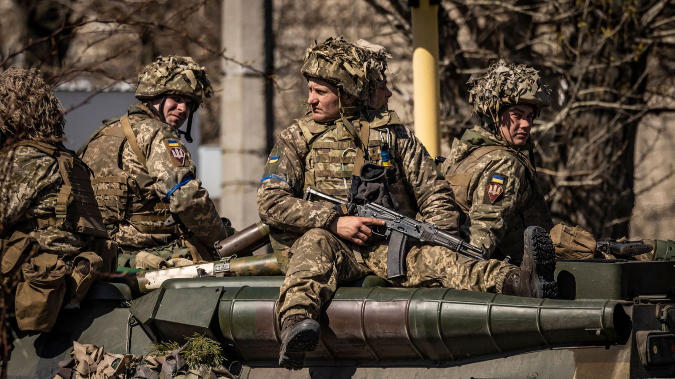 Ukrán katonák vonulnak át Szeverodonyeck városán 2022. április 7-én. (Fotó: Fadel Senna / AFP)