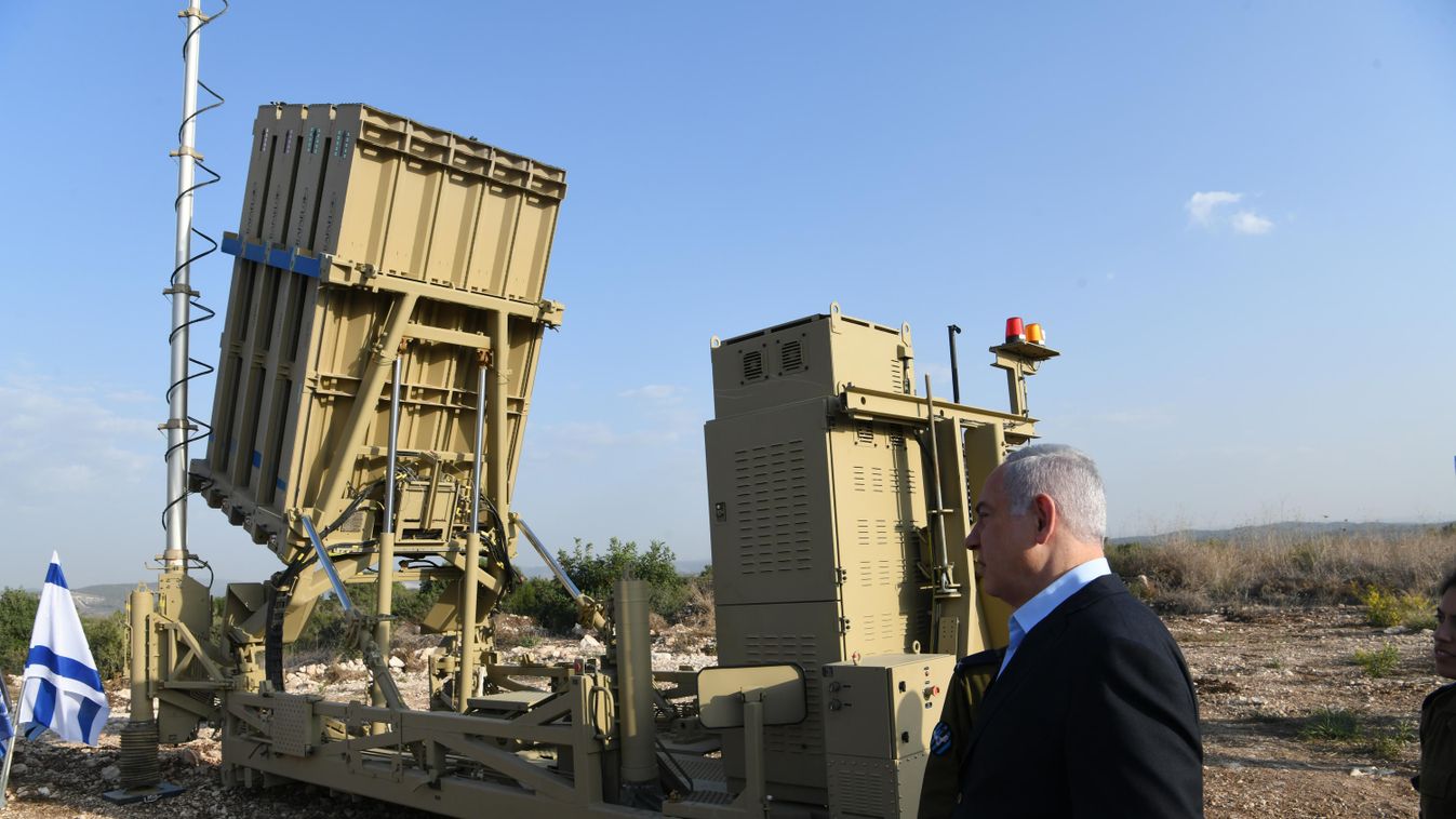Benjamin Netanjahu izraeli miniszterelnök az amerikai-izraeli fejlesztésű Iron Dome, rövid hatótávolságú légvédelmi rendszer mellett, amely Izrael többszintű légvédelmének egyik eleme. (Fotó: World News 24 / Twitter) 