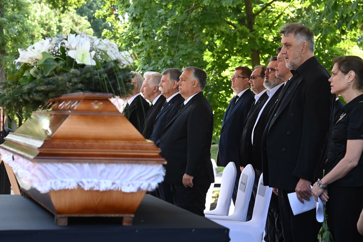 KÖVÉR László; ORBÁN Viktor; TELLÉR Gyula; JAKAB István
Orbán Viktor Tellér Gyula temetésén