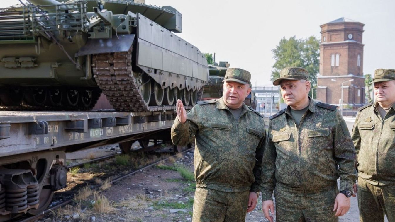 Szergej Sojgu orosz védelmi miniszter egy Omszk környéki harckocsigyárban (Fotó: orosz Védelmi Minisztérium)