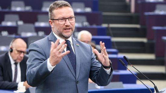 Három szék között esett a földre Ujhelyi István