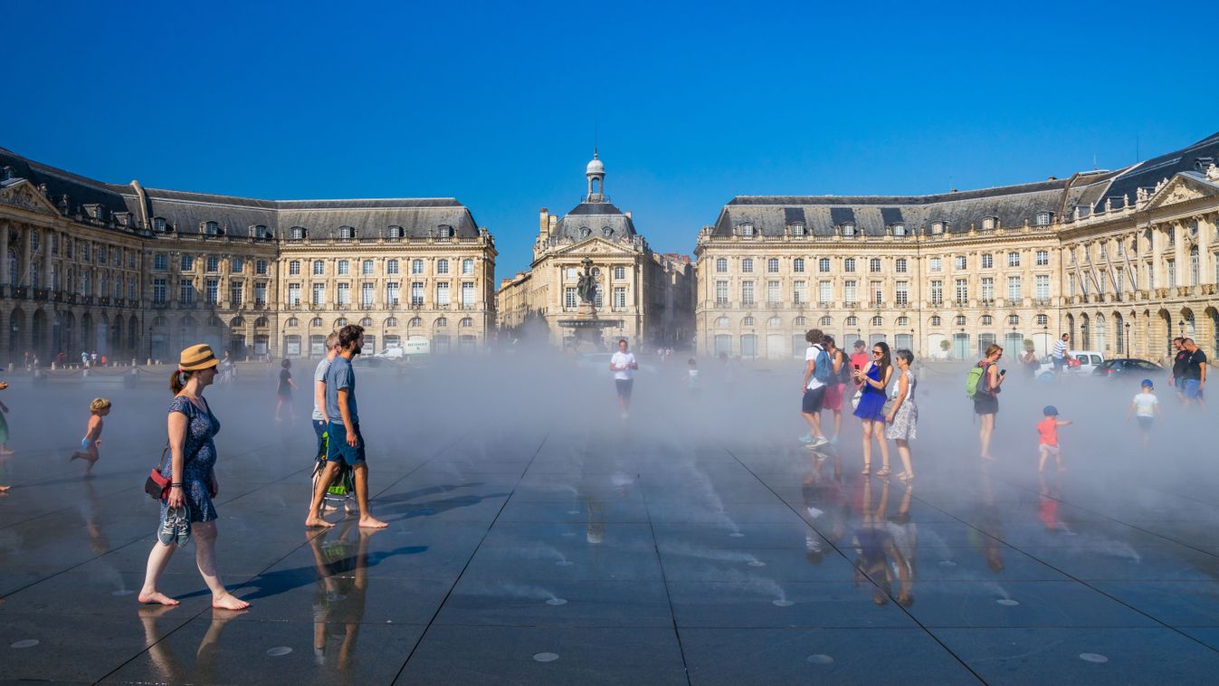 Bordeaux,,France,-,July,2019,:,Tourists,And,Kids,Having, hőség, kánikula, 