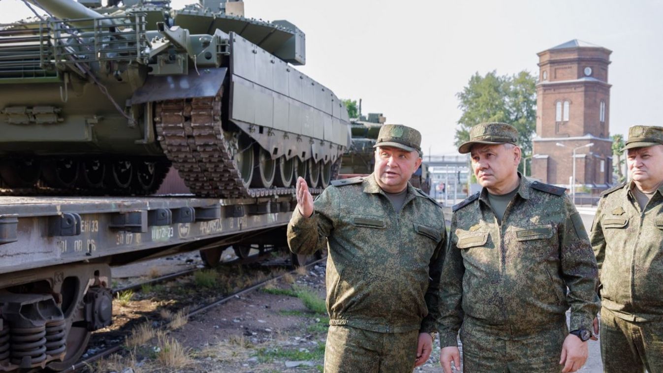 Szergej Sojgu orosz védelmi miniszter egy Omszk környéki harckocsigyárban (Fotó: orosz Védelmi Minisztérium)