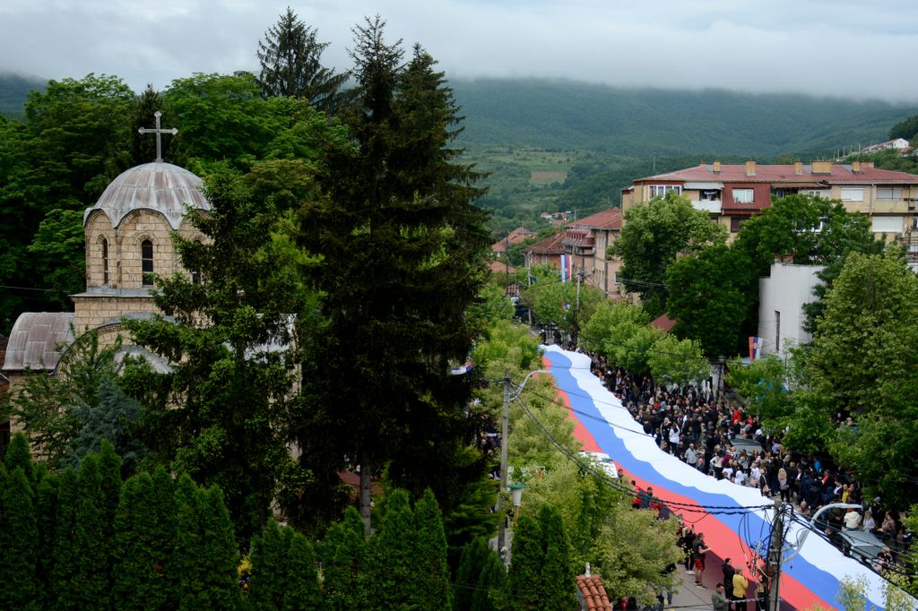 Szerbek felvonulása nemzeti zászlóval az észak-koszovói Zvecsánban, ahol zavargásokat robbantottak ki a szerb kisebbség tagjai, május 31. (Fotó: AFP/Stringer)