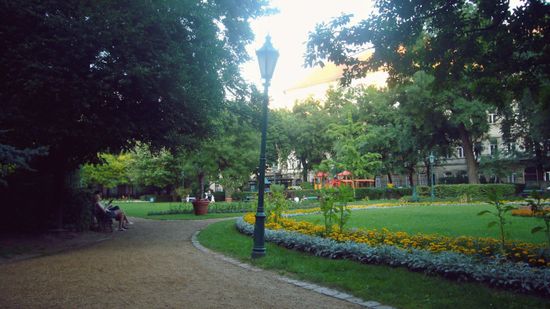 Felavatták a Petőfi Irodalmi Múzeummal egybenyitott Károlyi-kertet Budapesten