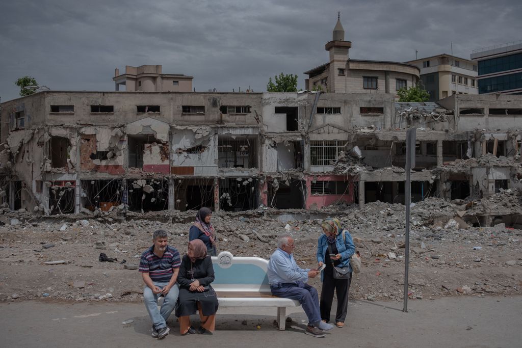 Buszmegállóban várakozók a földrengés sújtotta törökországi Kahramanmarasban, 2023. május 28. (Fotó: AFP/Can Erok)