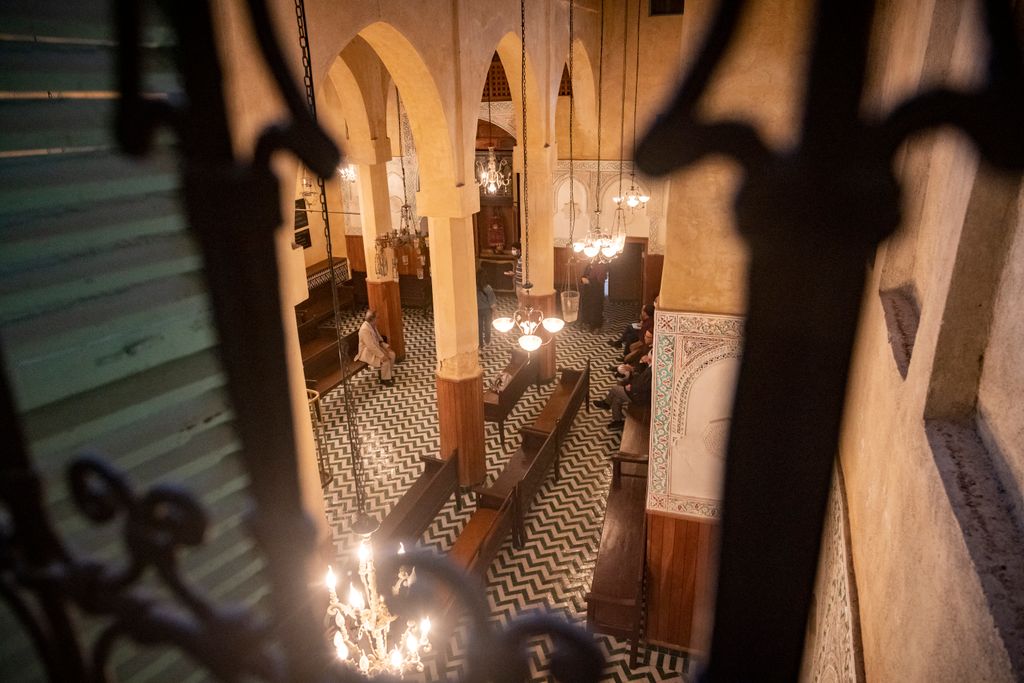 Marokkói zsidók a fezi zsinagógában.