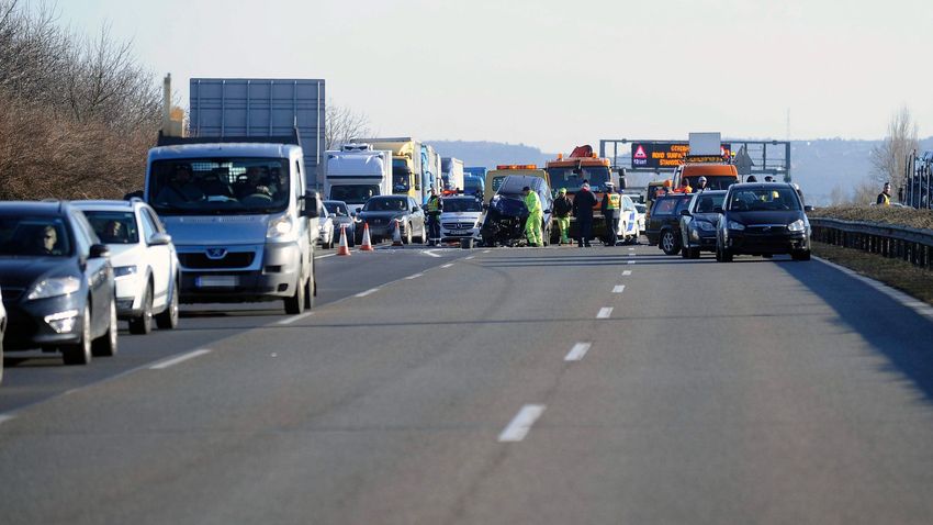 Balesetek is lassítják a haladást az M1-esen