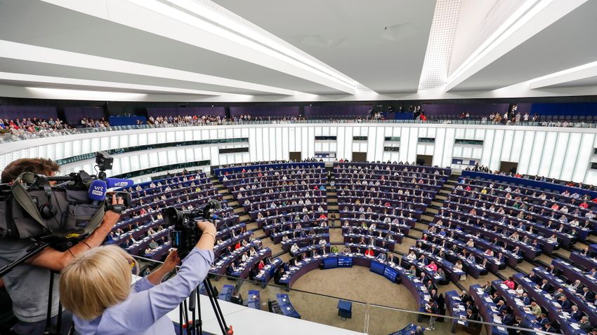 Tudatosan kezelik félre a brüsszeli korrupciós botrányt a szakértő szerint