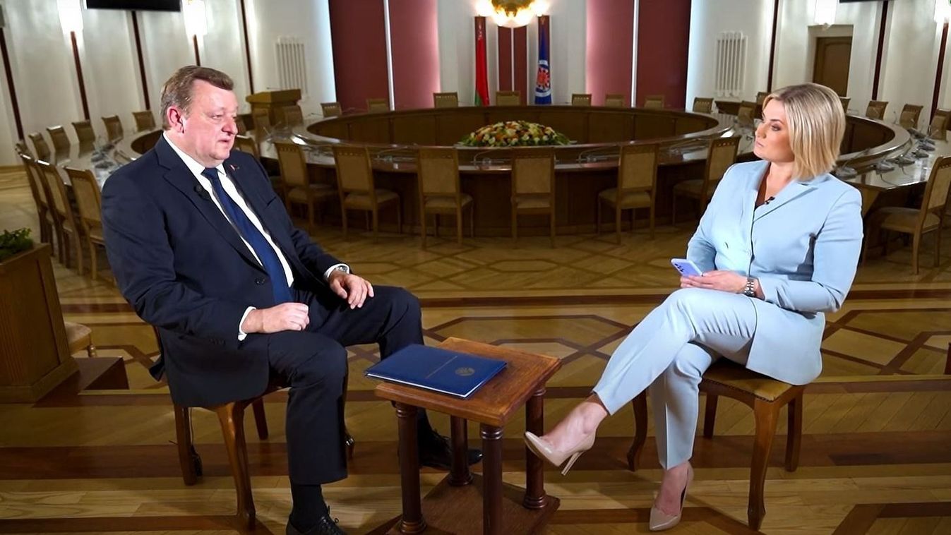 Szergej Aleinik belarusz külügyminiszter interjút ad a Belarus 1 televíziós csatornának (Fotó: Screenschot/Youtube)