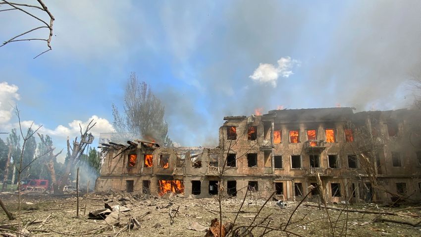 Lakóépületeket ért légicsapás Dnyipro városában